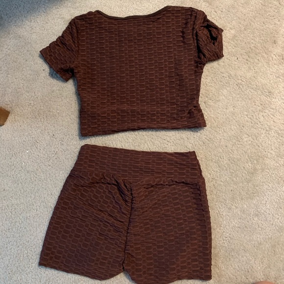 Missguided shorts and cropped t honeycomb set - Picture 3 of 3